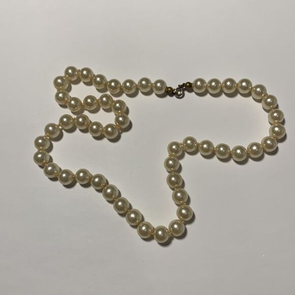 Quality Faux Pearl necklace -Vintage - Picture 2 of 6